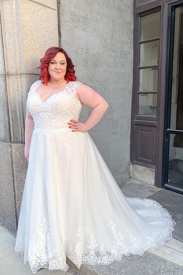 Charming A-Line Sweetheart Floor-Length Wedding Dress with Applique Lace