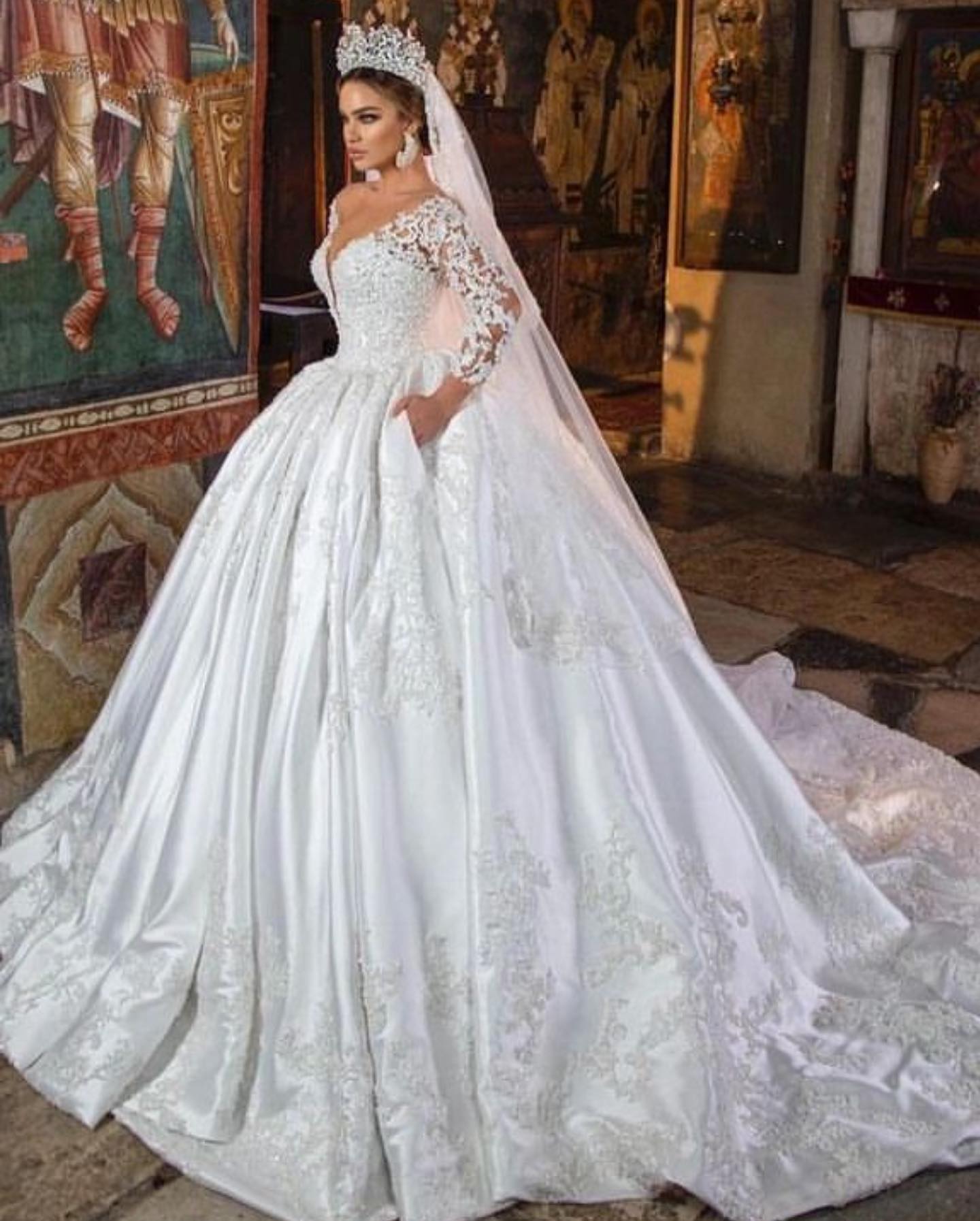 Gorgeous Long Sleeves Bridal Gown 3D Floral Lace Appliques V-Neck Wedding Dress