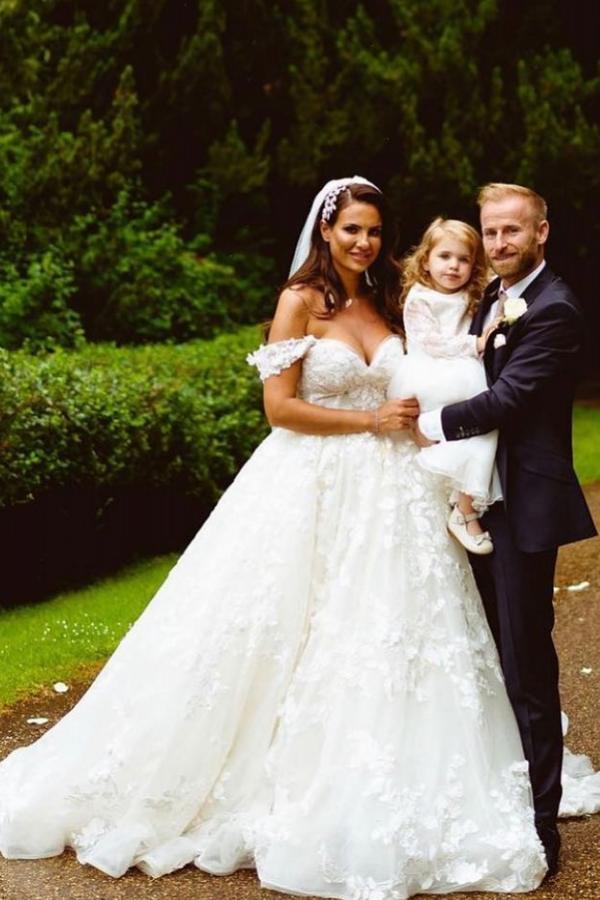 Elegant Off Shoulder Sleeveless A Line Lace Wedding Dresses Bridal Gowns