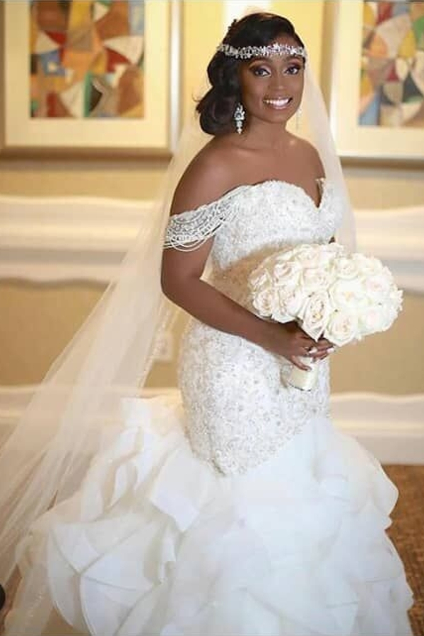Elegant Off-Shoulder Applique Sleeveless Mermaid Lace Wedding Dress