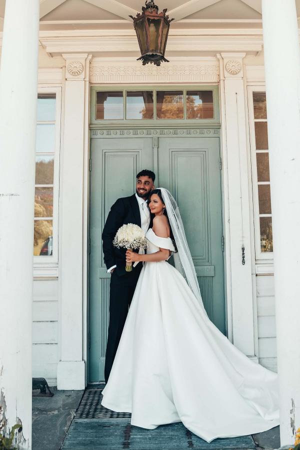 Gorgeous Off the shoulder white ball gown princess wedding dress