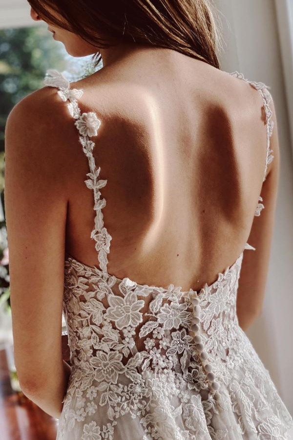 Elegant Sleeveless White Tulle Lace Wedding Dress
