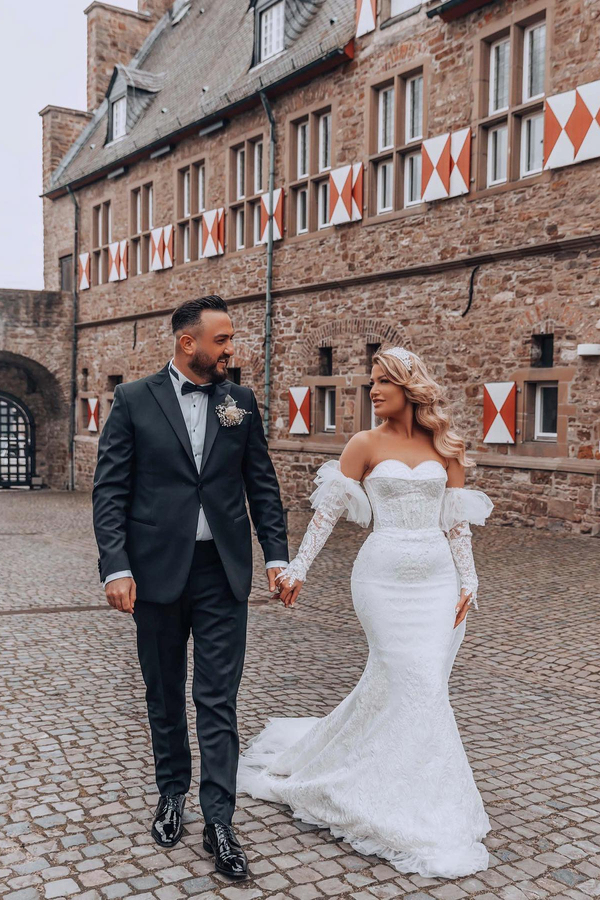 Elegant Mermaid Heart-Neck Floor-Length Lace Wedding Dress