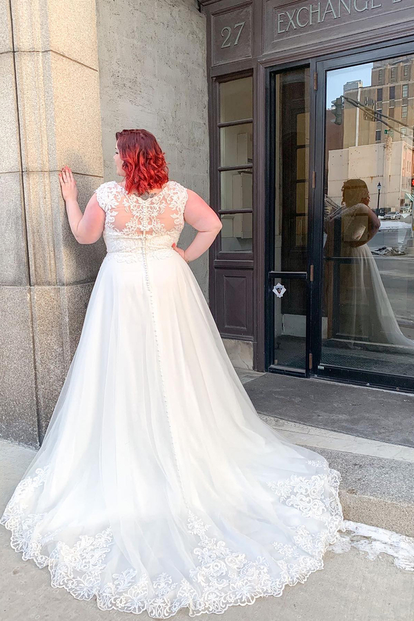 Charming A-Line Sweetheart Floor-Length Wedding Dress with Applique Lace