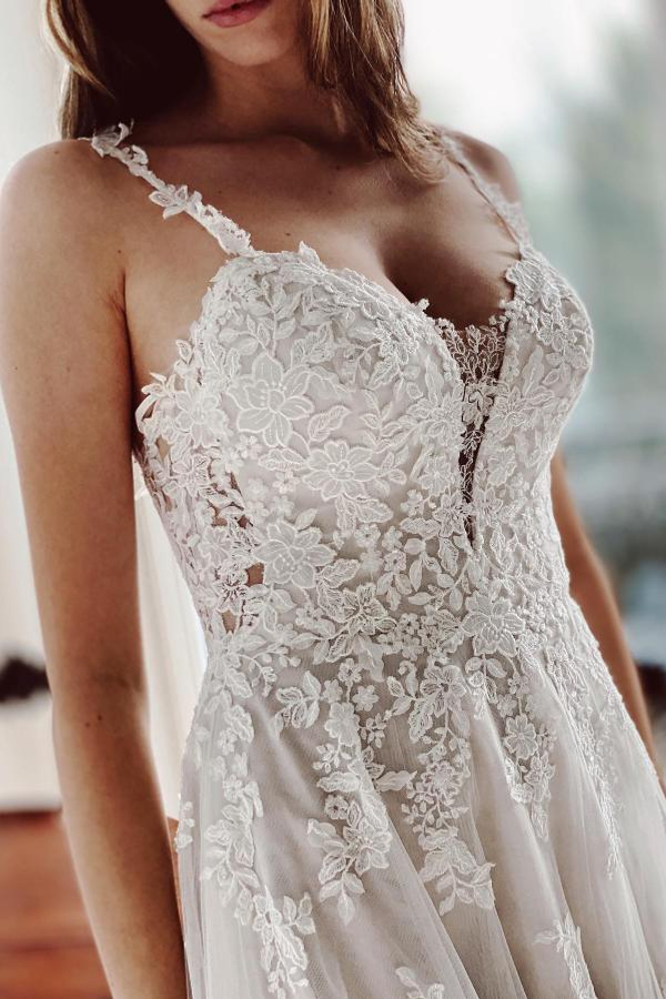 Elegant Sleeveless White Tulle Lace Wedding Dress