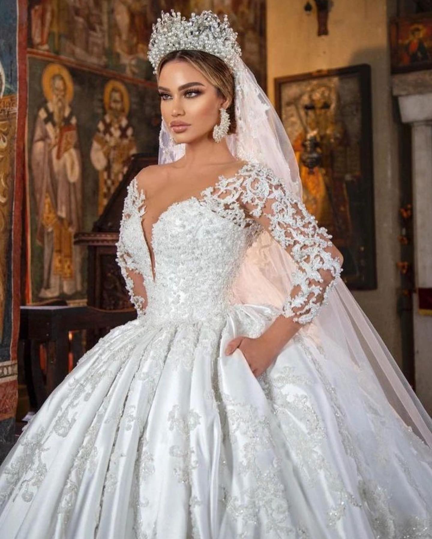 Gorgeous Long Sleeves Bridal Gown 3D Floral Lace Appliques V-Neck Wedding Dress