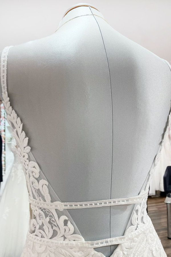 Romantic V-Neck Mermaid Bridal Dress with Sleeveless Soft Lace Design