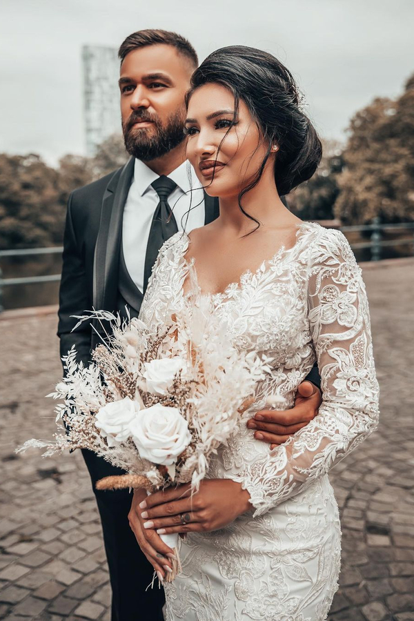 Elegant White Floral Lace Mermaid Spring Wedding Dress with Long Sleeves