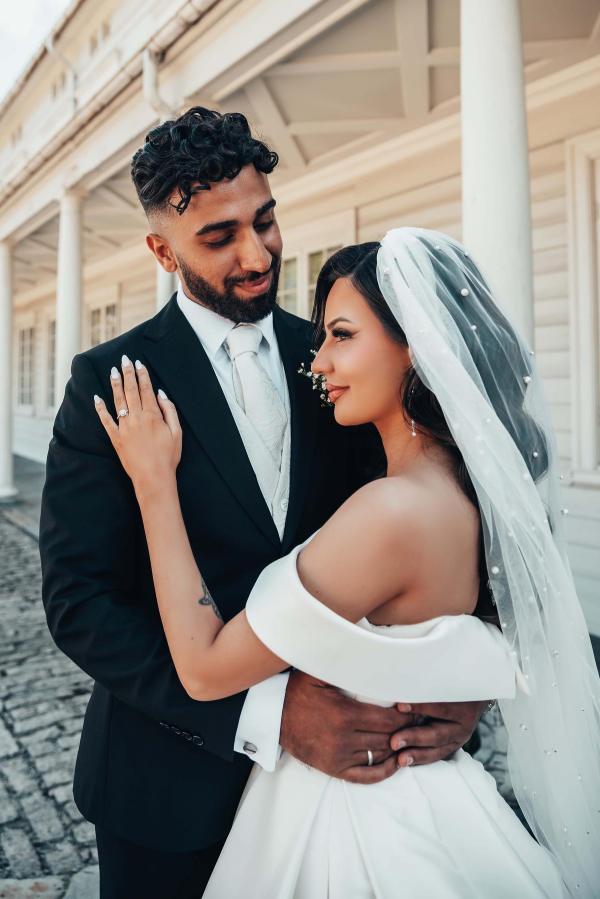 Gorgeous Off the shoulder white ball gown princess wedding dress