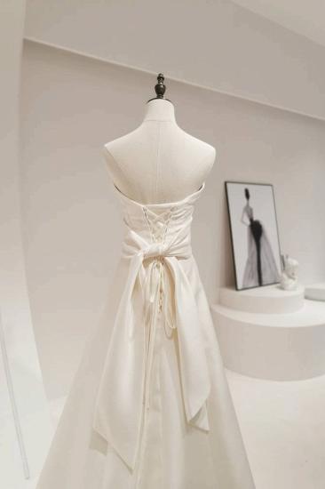 Long wedding dress with tube top collar and mopping the floor_2