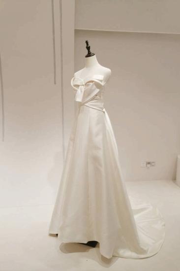 Long wedding dress with tube top collar and mopping the floor
